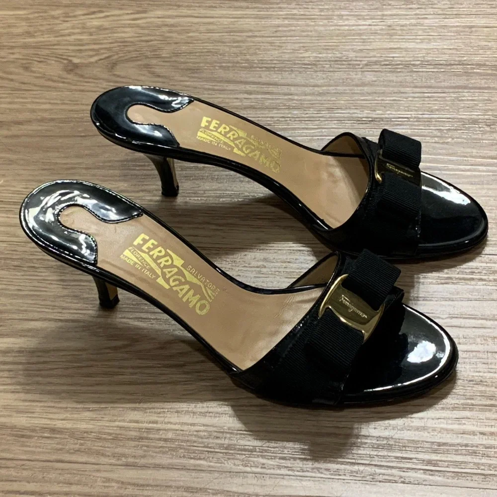 Salvatore Ferragamo Patent Leather Vara Bow Slide Sandals Size 6,5 Black - Picture 3 of 14